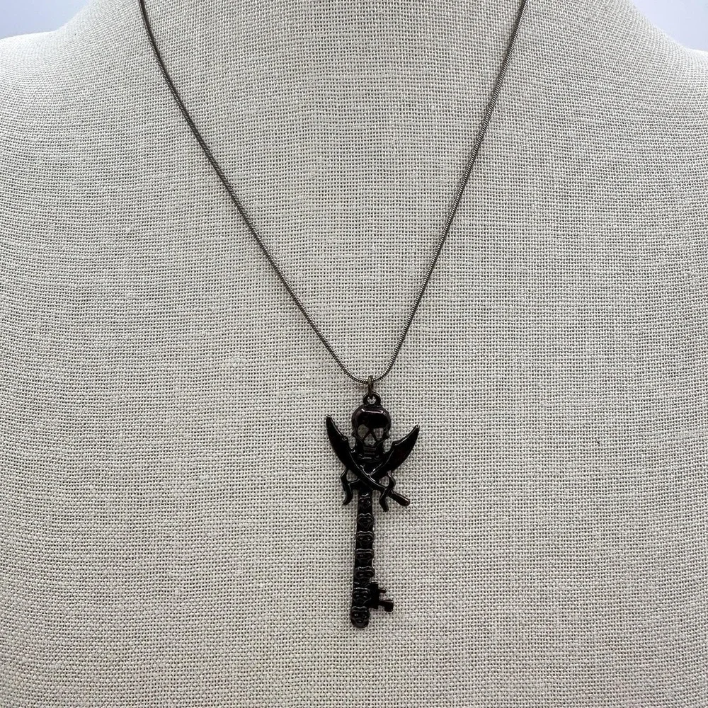 Vintage Y2K Silver Tone Snake Chain Pirate Skull Key Pendant‎ Necklace Jewelry